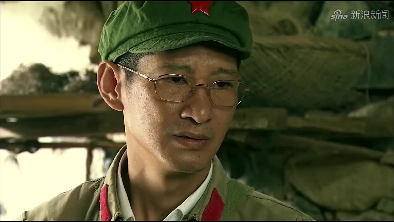 我的燃情岁月男兵拿蛇吓唬女兵,女兵不仅不怕,还把蛇胆吃了