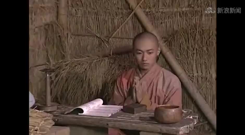 阿文跟随济公修行,阿文做功课济公睡觉,阿文看着食物馋得不行