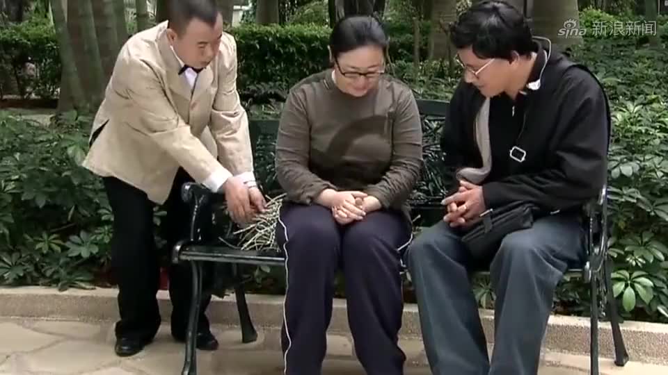 精豆儿:潘长江把睡着男子眼镜涂黑,这下男子走路悲剧,贼搞笑