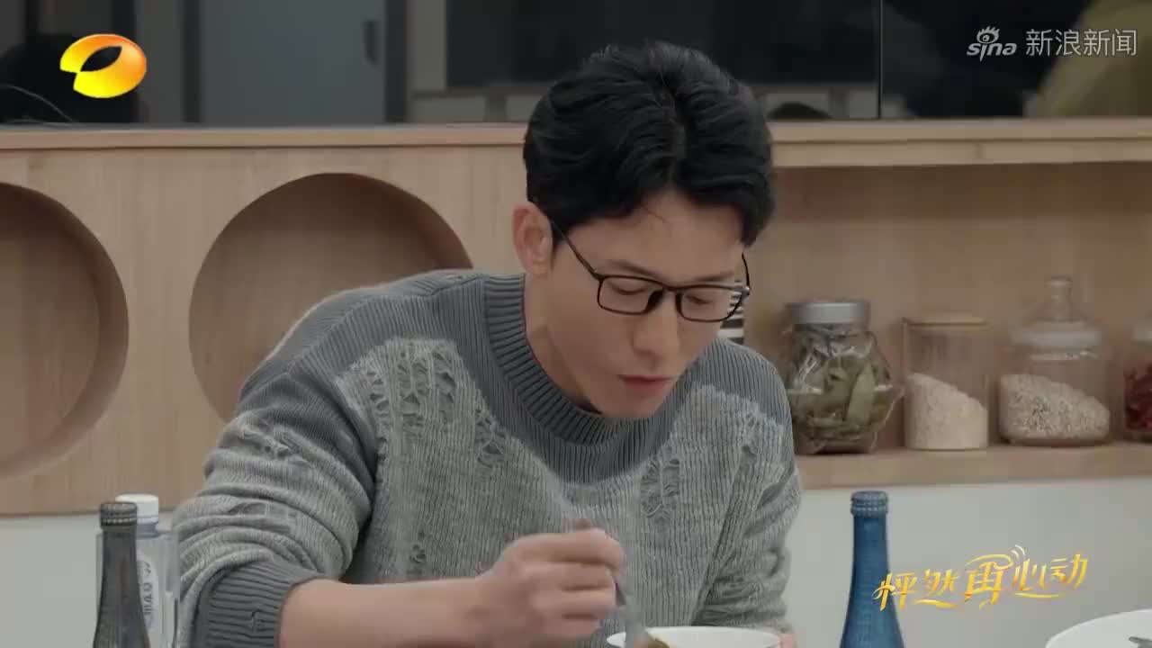 白冰跟李元韬在健身房锻炼,对方一身肌肉,身材真是没话说!