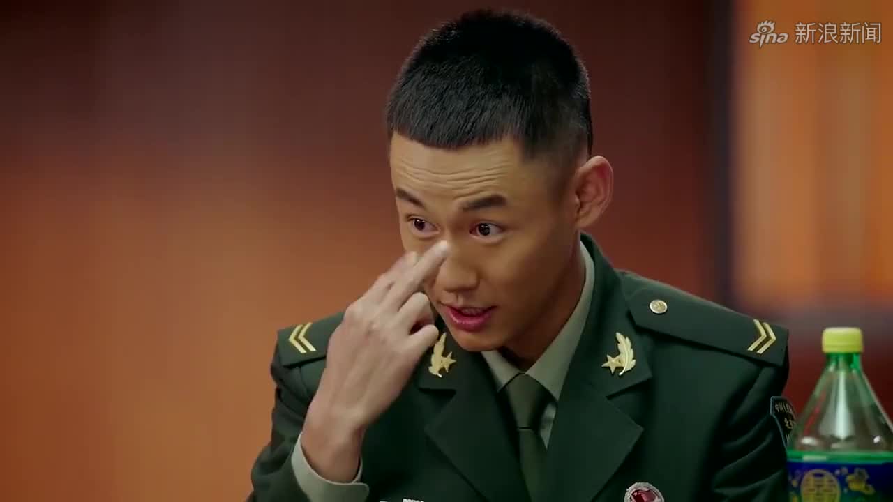 热血尖兵:陆飞为保住小武卧底身份,与悍匪同归于尽,这段太揪心