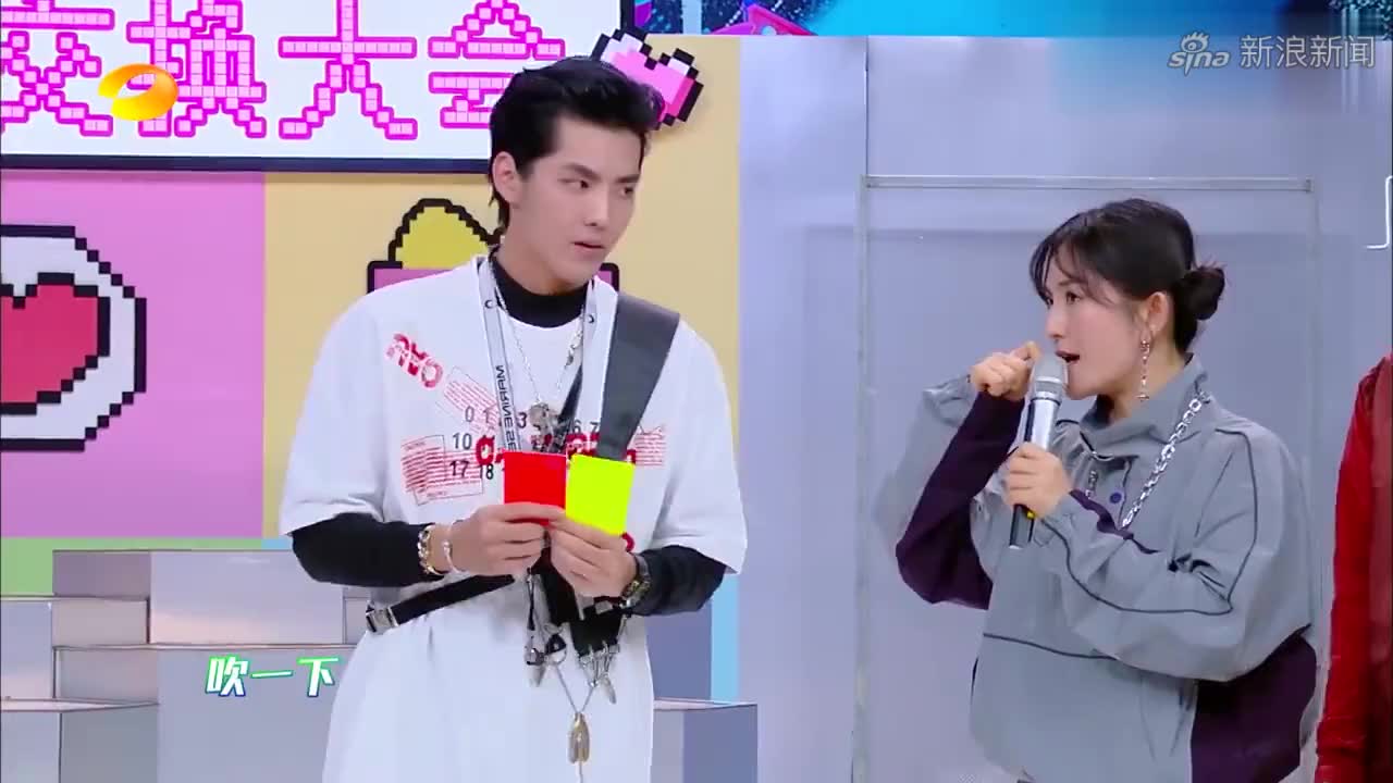 吴亦凡送谢娜全世界只有一条的项链,谢娜拿着个当回礼