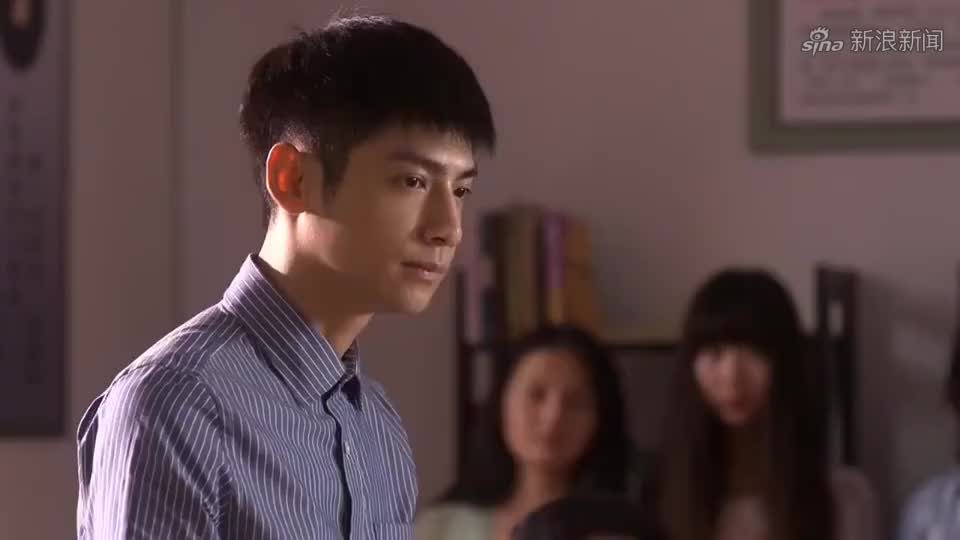 何以笙箫默:默笙很久没去社团,许影想要开除她,被何以琛反对了