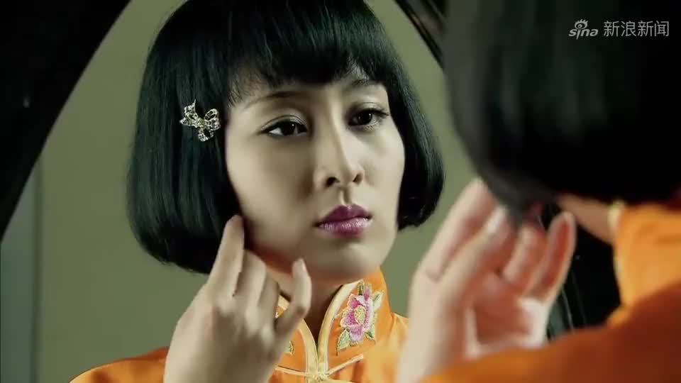 旗袍:丁默群受伤了,关萍露换上新旗袍,捧着鲜花来看他