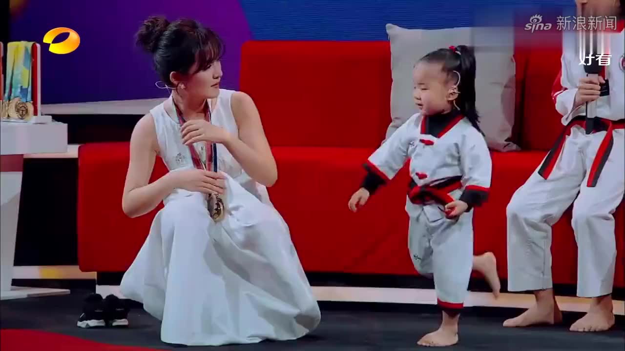 龙拳小子林秋楠变"宠妹狂魔",妹妹现场挥舞小拳拳,萌翻丨孩子