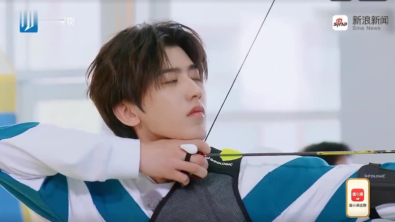 蔡徐坤射箭频频脱靶,一拉弓就歪头耍帅,这可如何克服?
