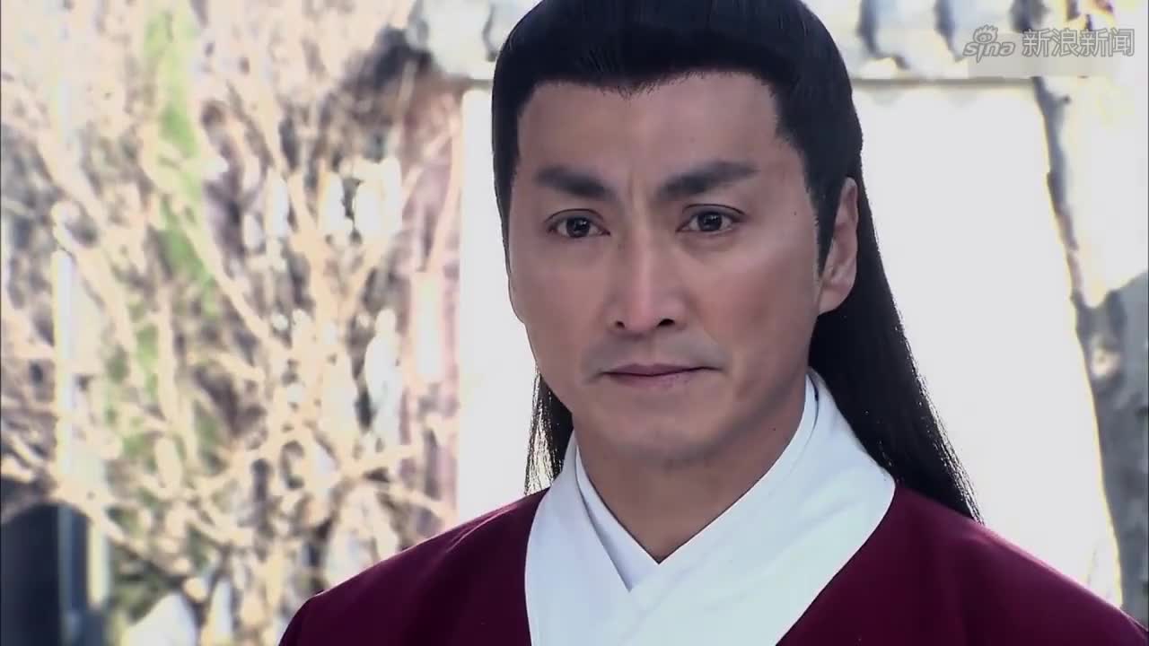有人要杀艾虎,危急时展昭及时出手救下,光气势就吓跑人