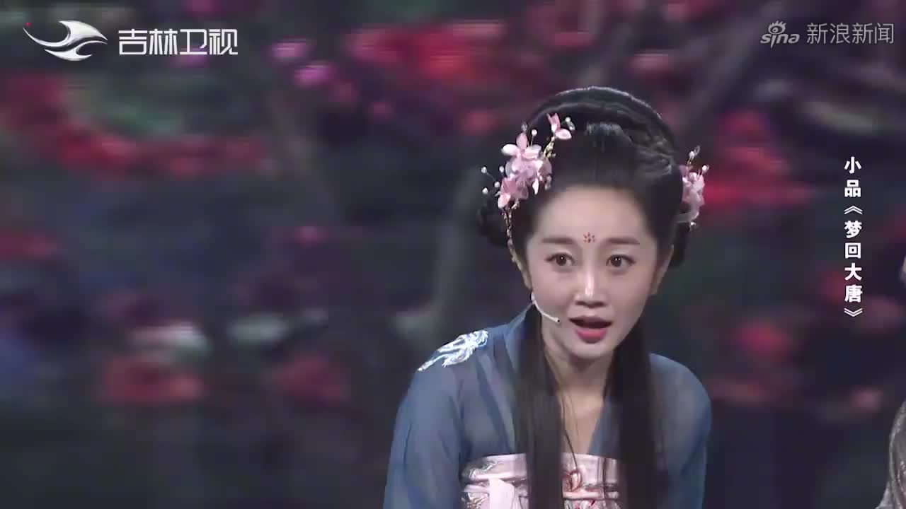 小品《喜从天降》:俩小伙套路陈嘉男反被坑,我笑得腹肌都出来了