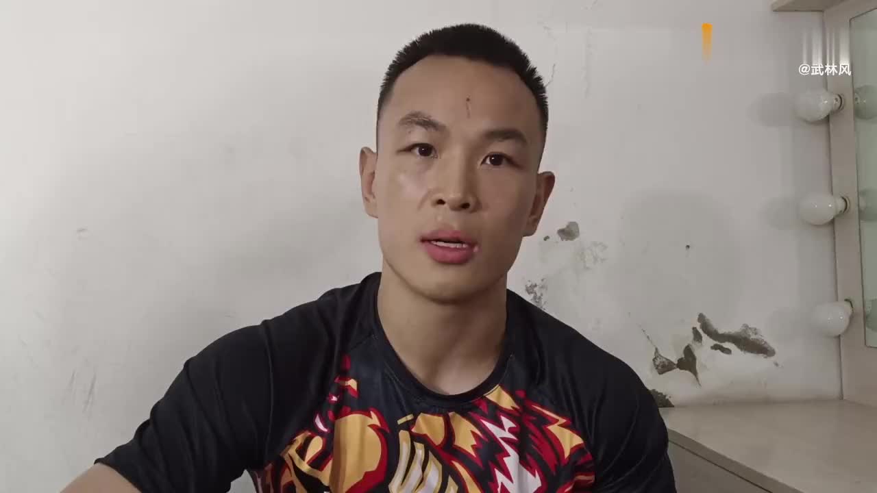 小虎铁英华硬接泰拳王铁腿,身体多处被打肿,凭毅力绝地反击ko