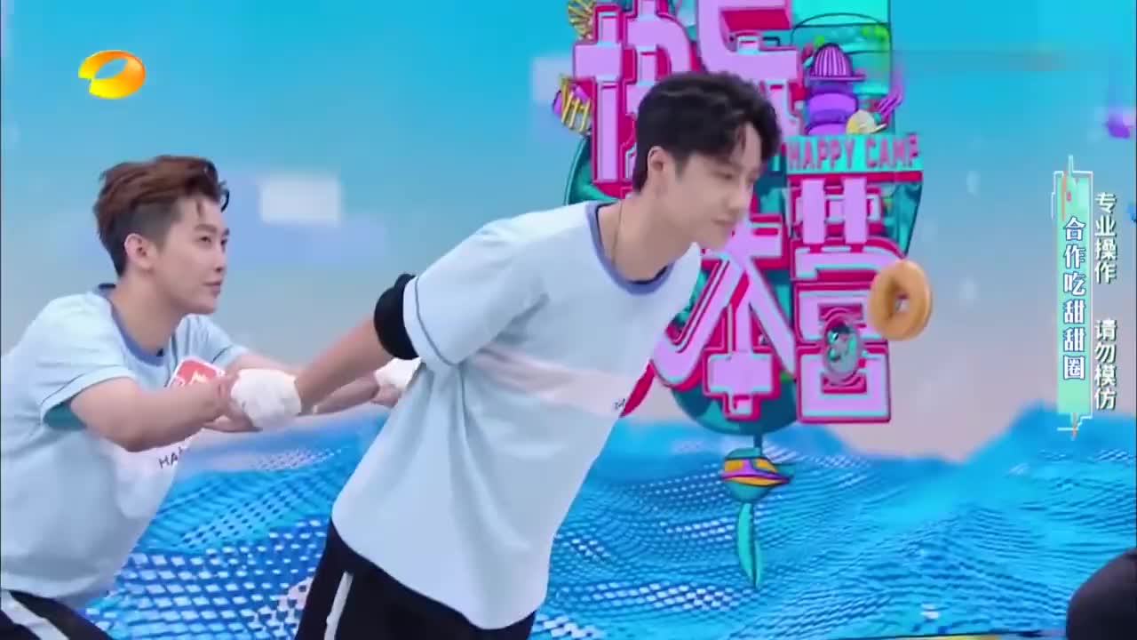 创造101:王一博教李子璇队锤子舞版海草舞,场面十分魔性,全