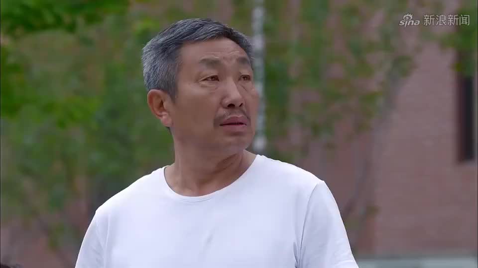 爷孙两人路遇抢劫犯,哪料退伍爷爷霸气了,拿起砖头就开干