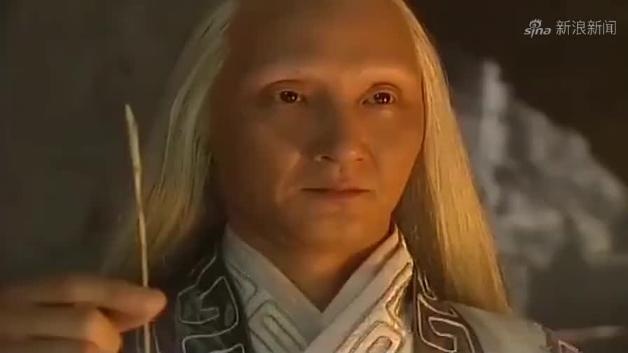 易天行挑战逍遥王,逍遥王却嫌弃他不是对手,要他想出名剑八式