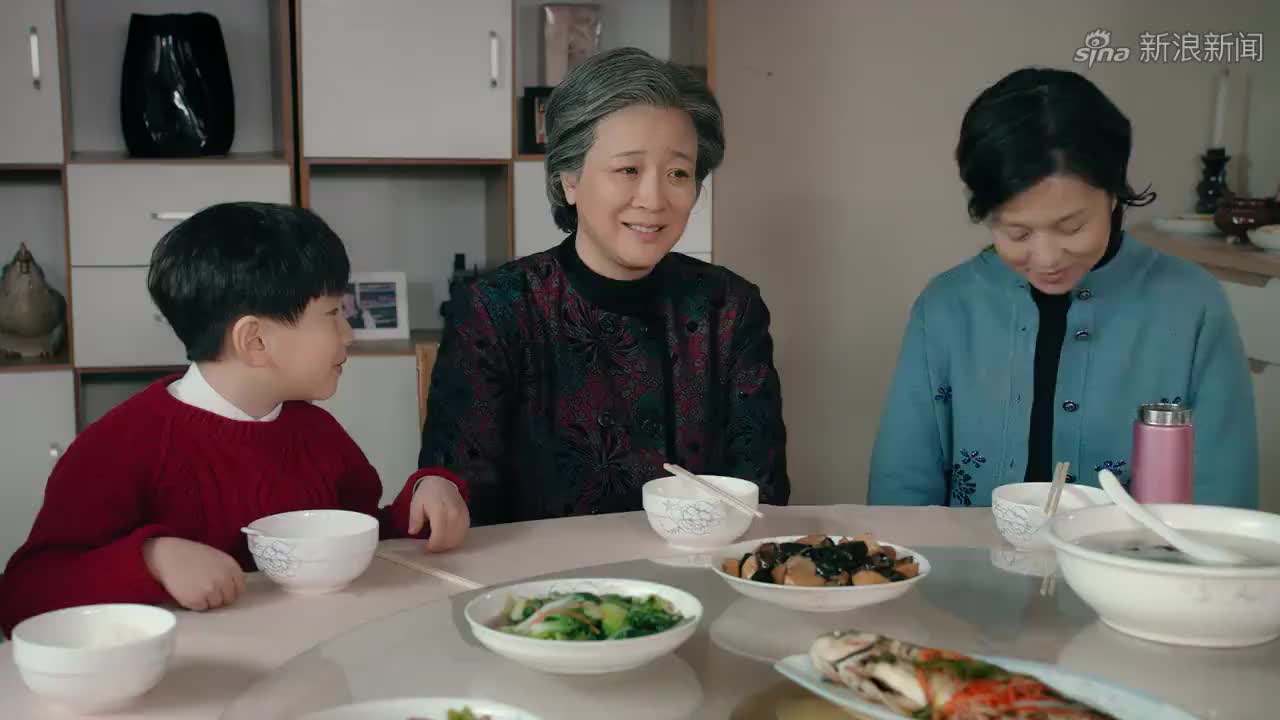 姥姥的饺子馆:姜桂芬和外孙在车上道别,送给外孙一个项链