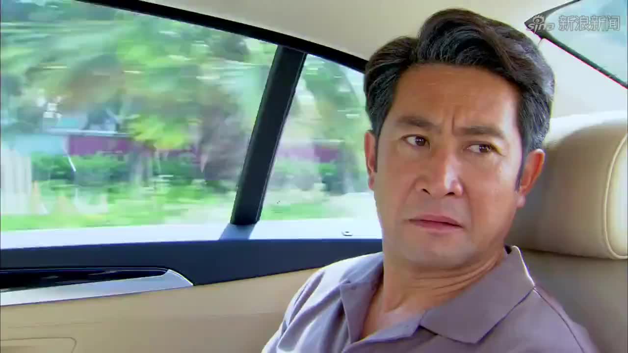 父亲看着自己的小女儿一天天长大,父亲的眼神也开始变了