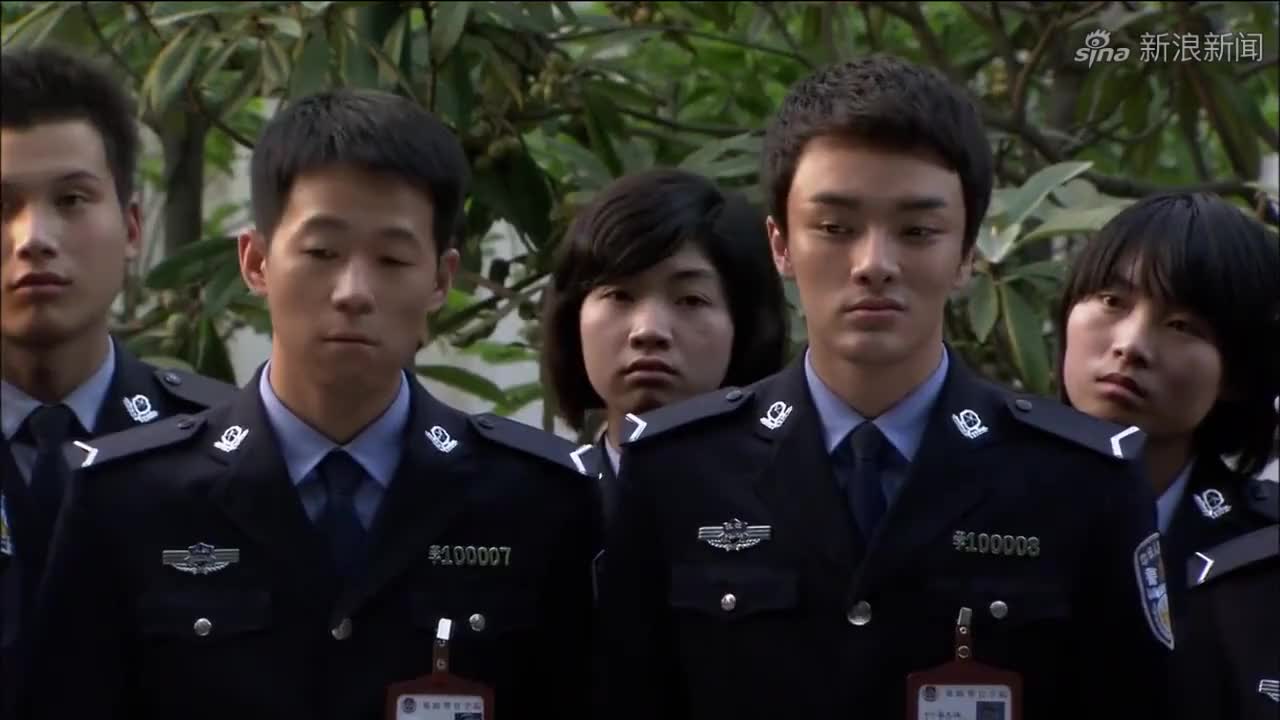 鹰巢:警院学生在墙上留下脚印,向教官挑战,哪料姜还是老的辣