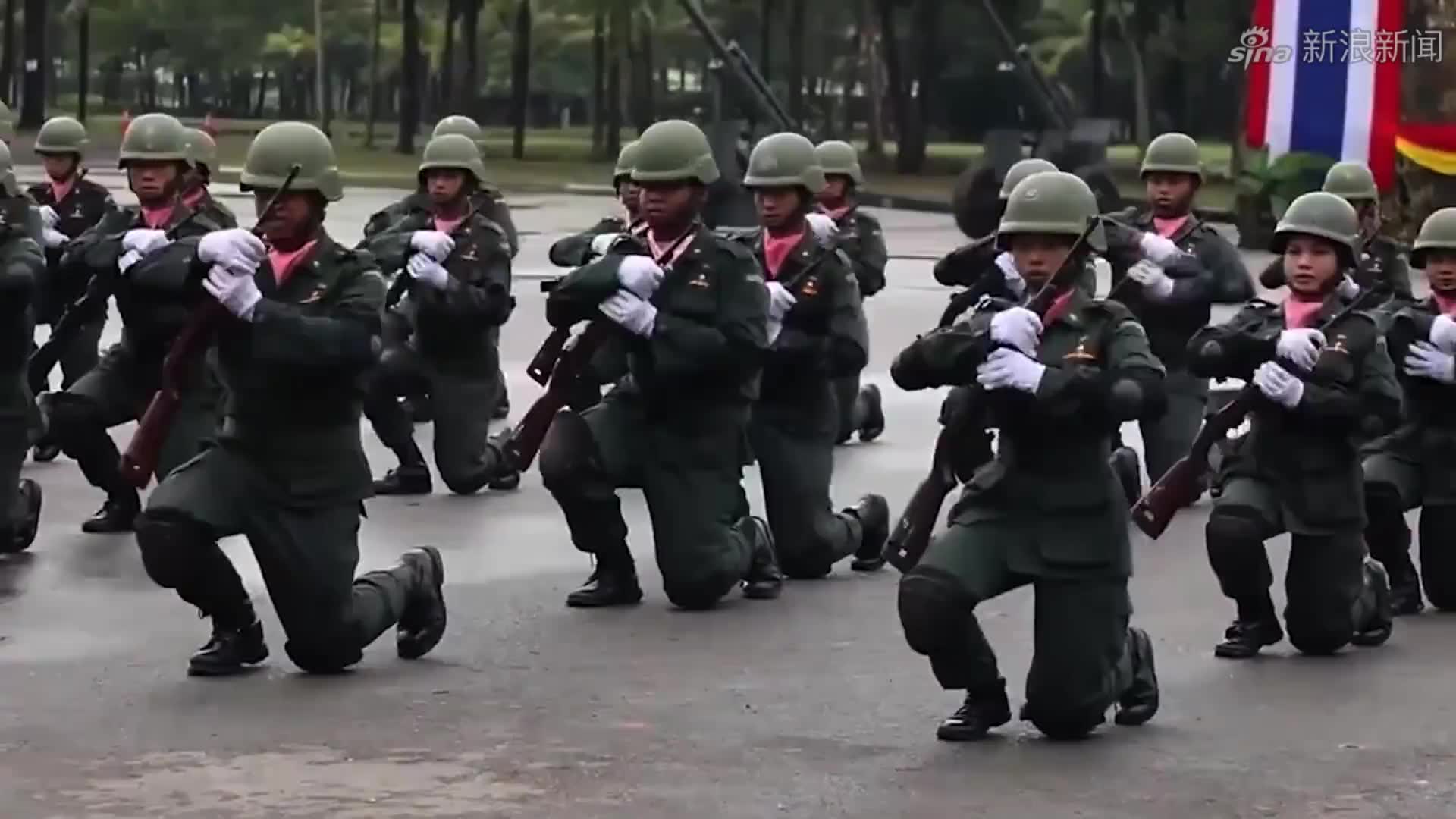 泰国原版阅兵,女兵蹦蹦跳跳接受检阅,样子太可爱了!