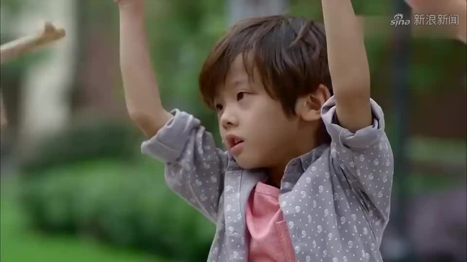 淘气爷孙:美女被公司辞退在街边吃快餐,扭头看见老公拔腿就跑