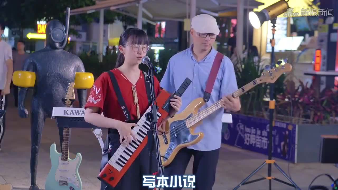 大叔饭桌上唱《野摩托》,味太正了,干饭美女直接起身伴舞!