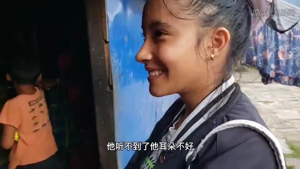尼泊尔的大山深处,米格娜带孩子们买零食,小卖铺看着太简陋了