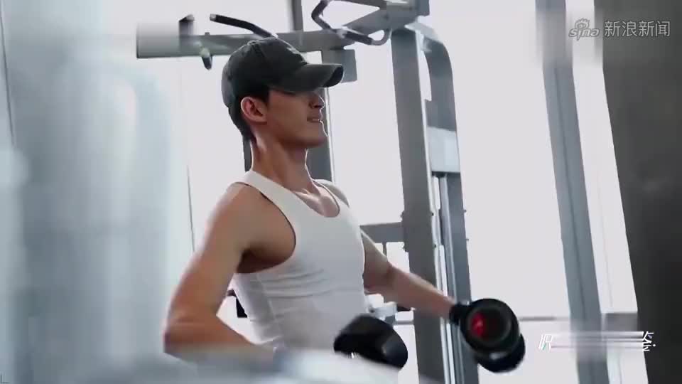 看到张翰穿背心健身,王玥眼神亮了,翰哥好白呀!