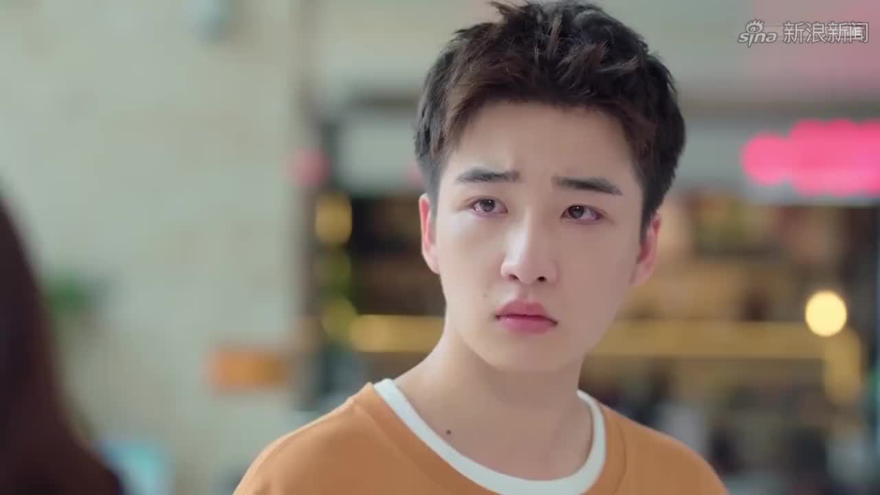 我成了他的班主任:莫默被停职,一回家就大哭!