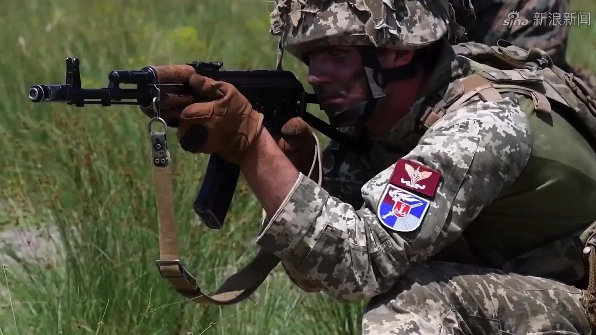 乌克兰士兵在阵地上边打电话边抽烟 被东乌民兵狙击_手机新浪网