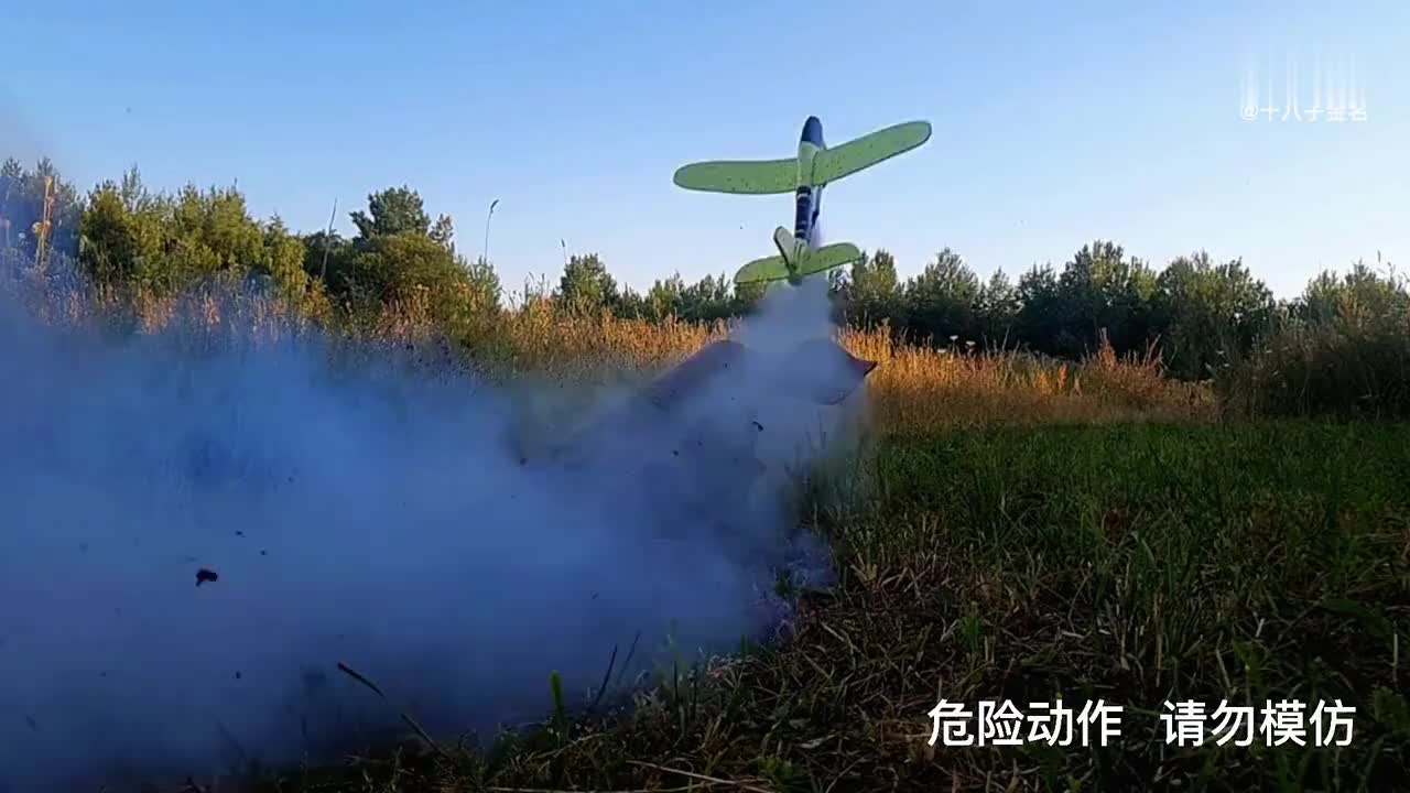 实验:玩具飞机装上冲天炮,秒变"喷气式"飞机