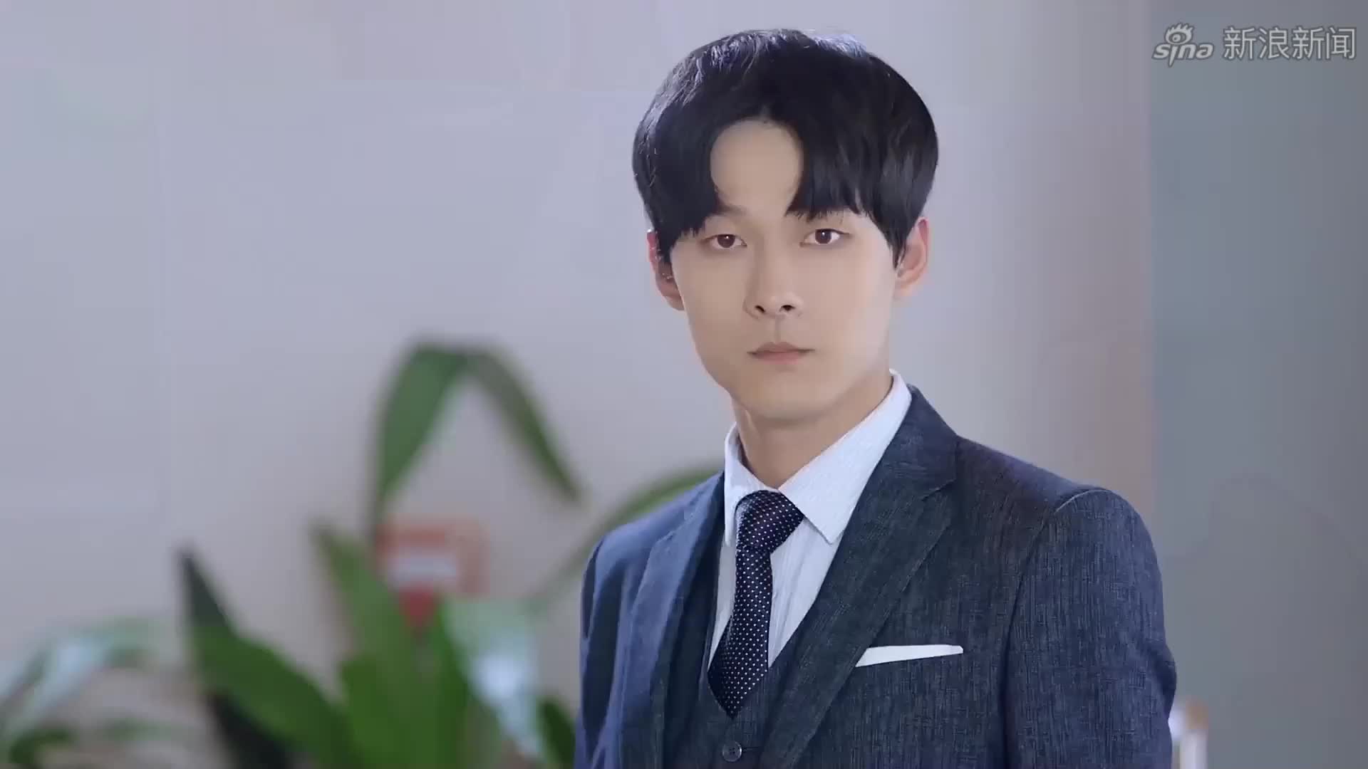 总裁刚进办公室,就看见一美女坐在自己的桌上,瞬间愣了!