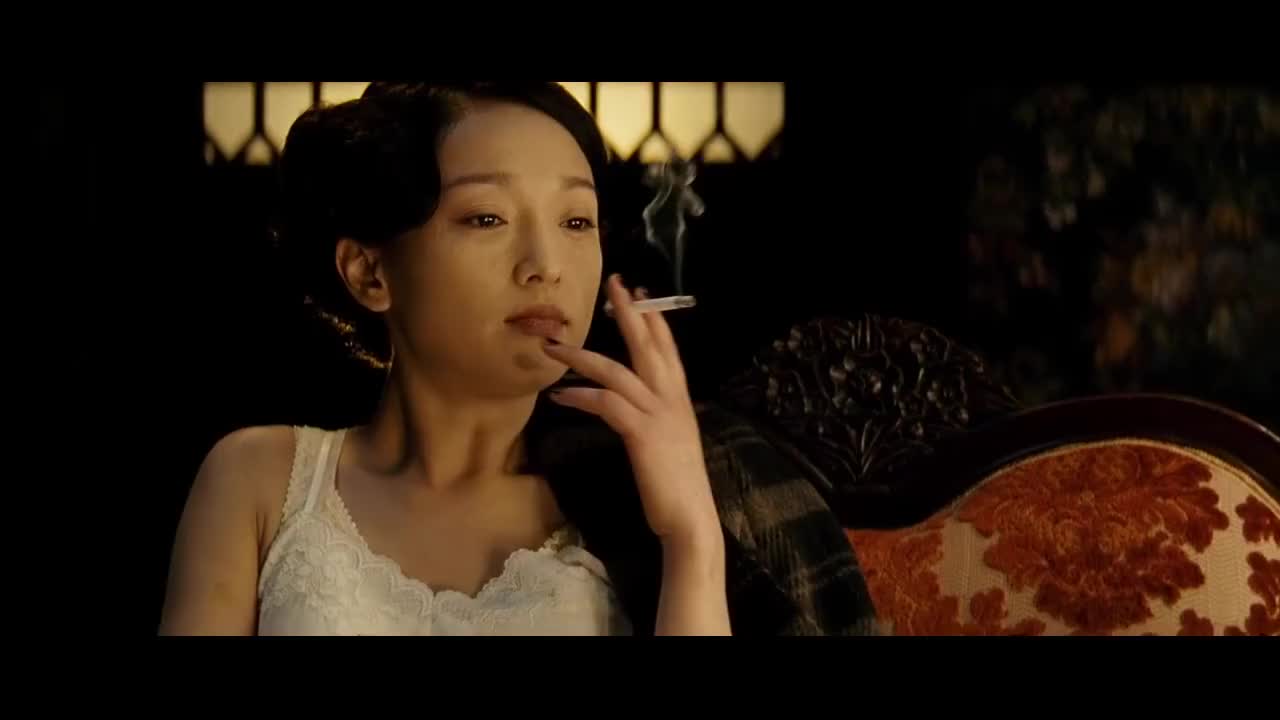 侧卧在沙发上的李冰冰和抽烟的周迅真美