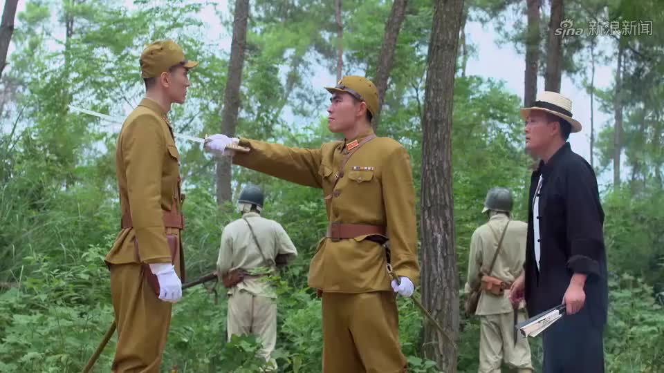 踏破硝烟:朱队长来到小面馆与老何会面,身后却跟着两个探子