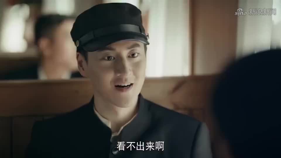 烈火军校:谢襄帮林宪伟捡起手帕,两个人便攀谈了起来.