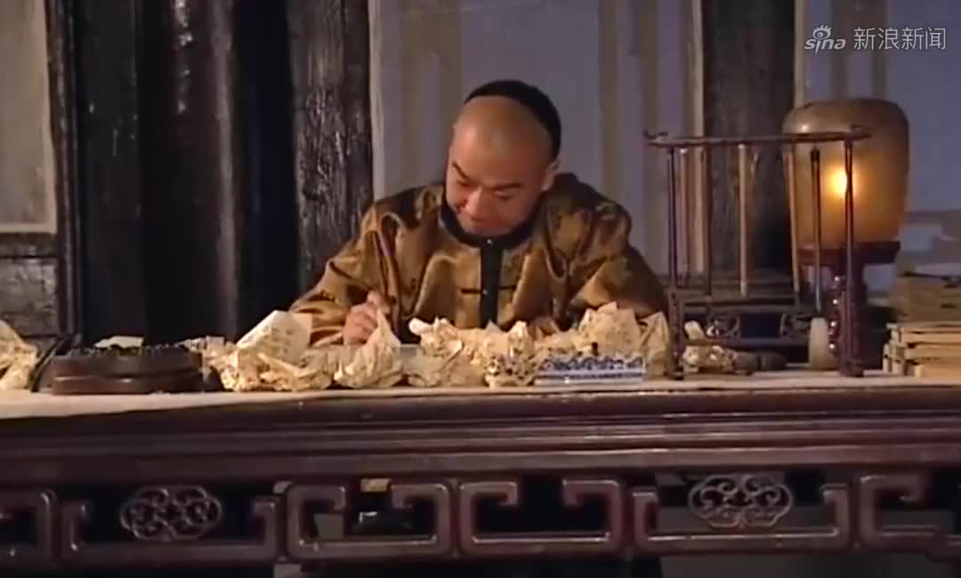纪晓岚:纪晓岚害怕抽烟被发现,竟把烟藏在袖子里,皇上乐了