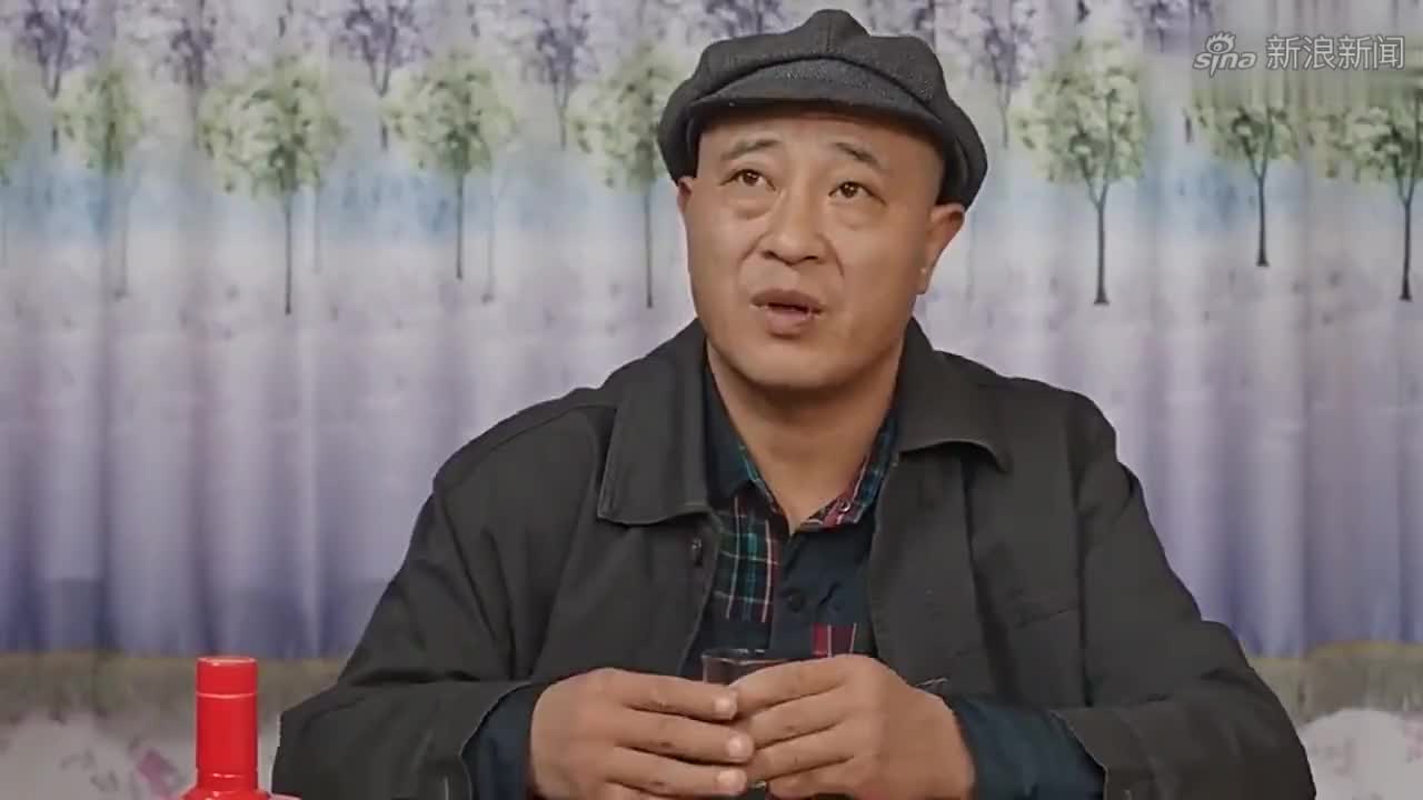 赵四喝酒规矩挺多,敬天敬地,敬赵三哥,最后自己独饮一杯酒