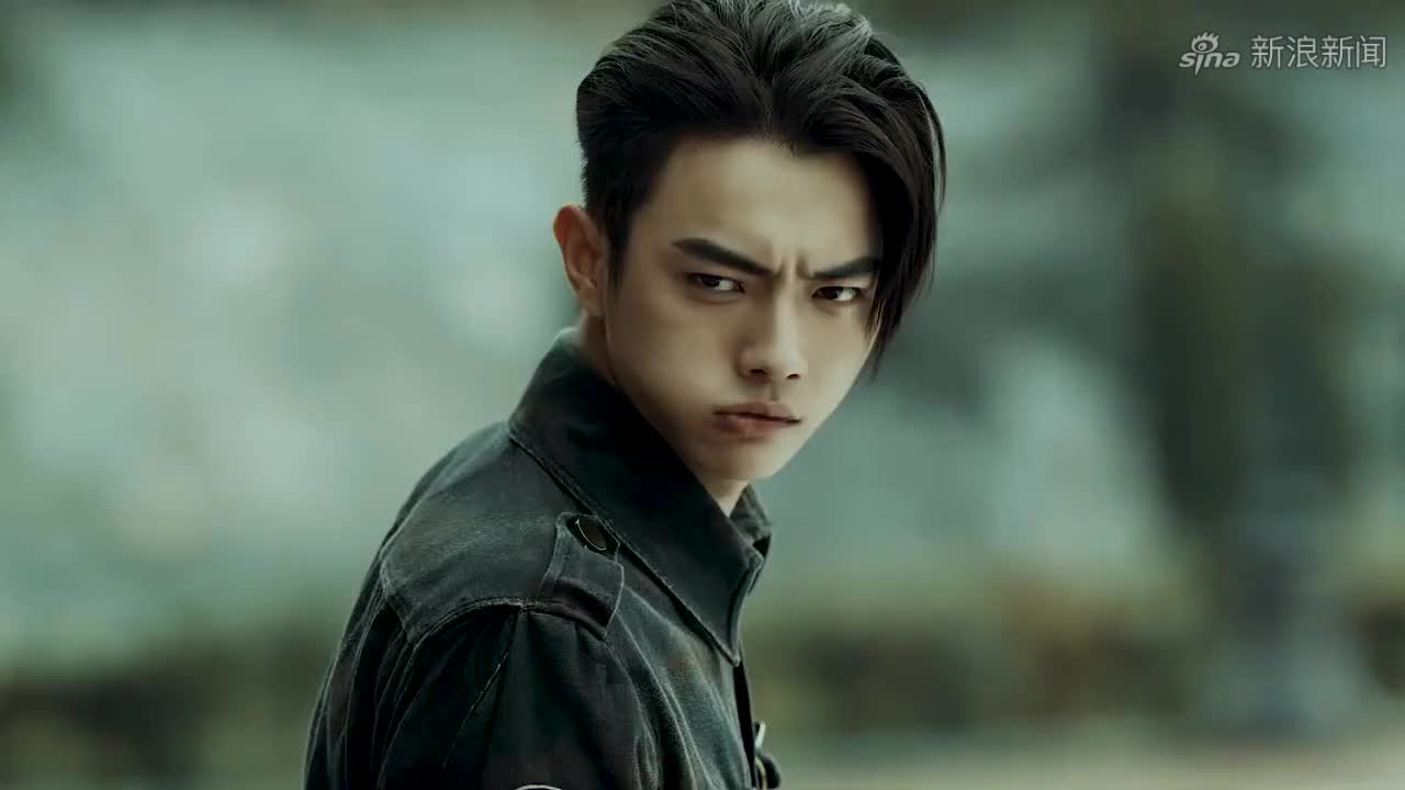 烈火军校:谢襄帮林宪伟捡起手帕,两个人便攀谈了起来.