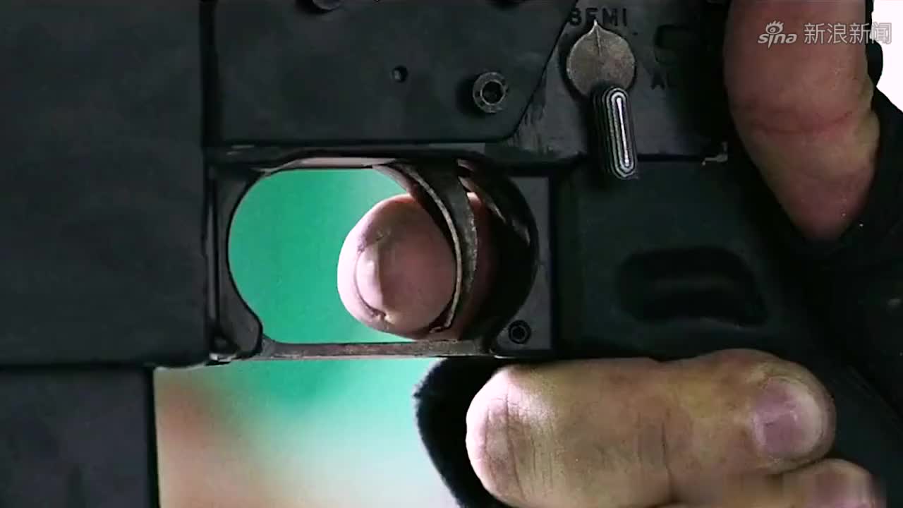 这是新来的警察吧,开两枪就给尿了