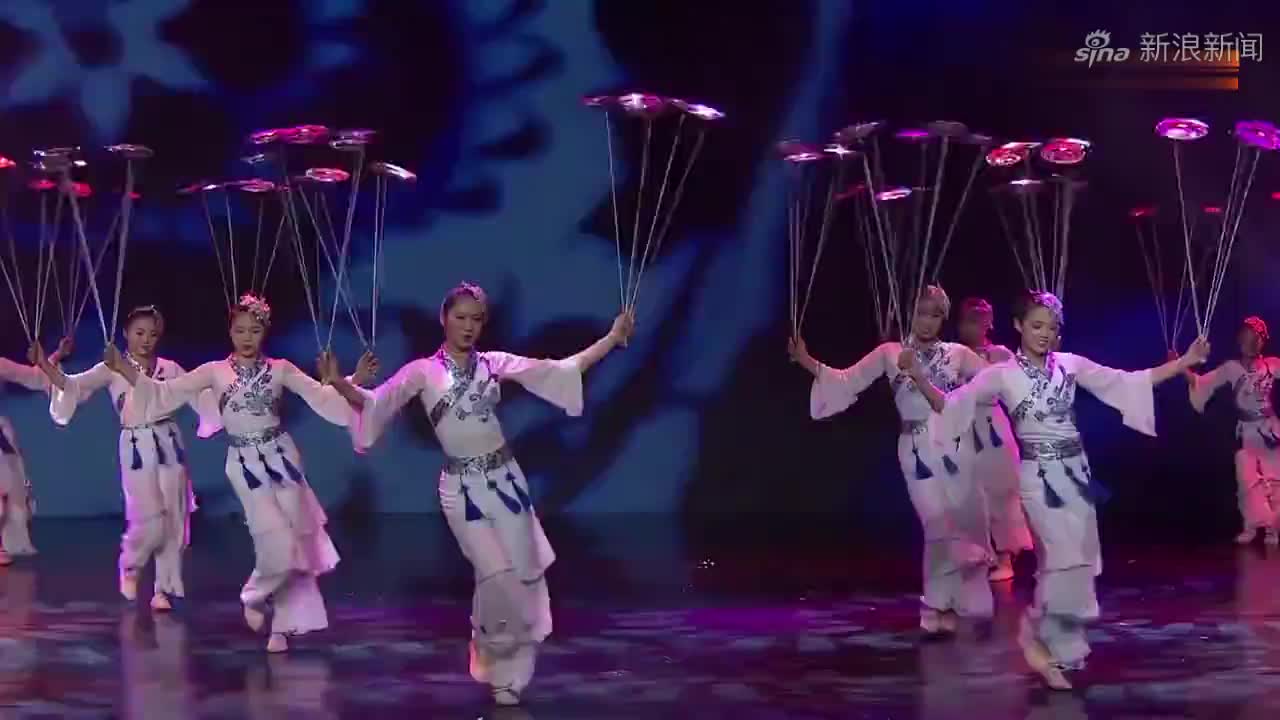 美女表演杂技转碟子,功力绝对了得,转着碟子竟然也能倒立!