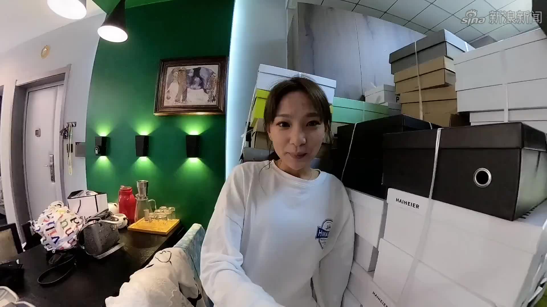 大妈吃泡菜小龙虾,表情这么夸张,有这么好吃吗