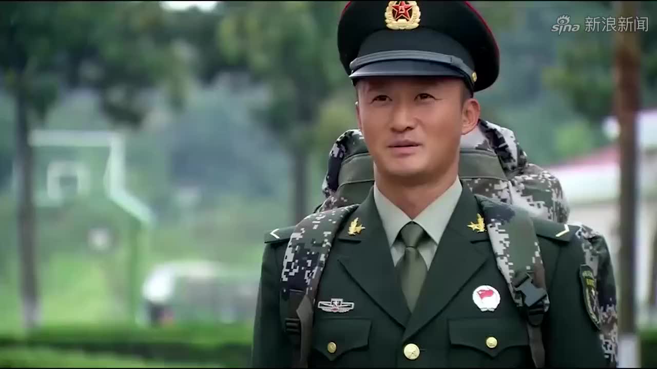 特种兵:何晨光送女教官一束花后,女教官心开始乱了