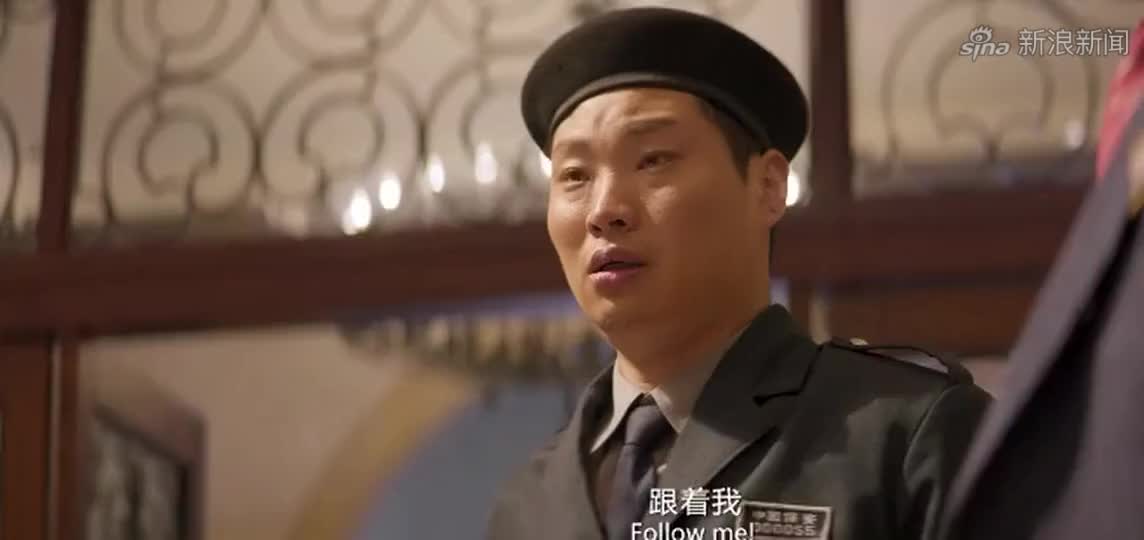 男子推2袋现金在银行跑被保安拦下,经理大喊:那是大客户