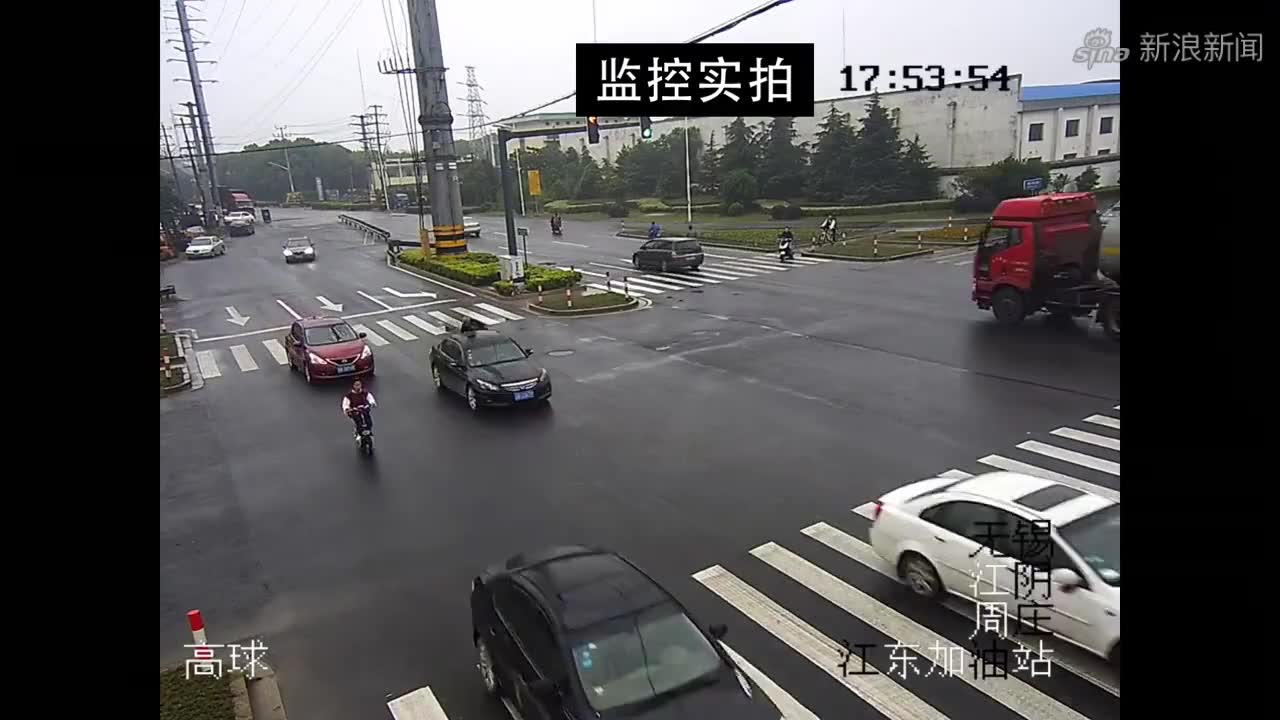 老人骑电动车上路,监控拍下了这危险一幕