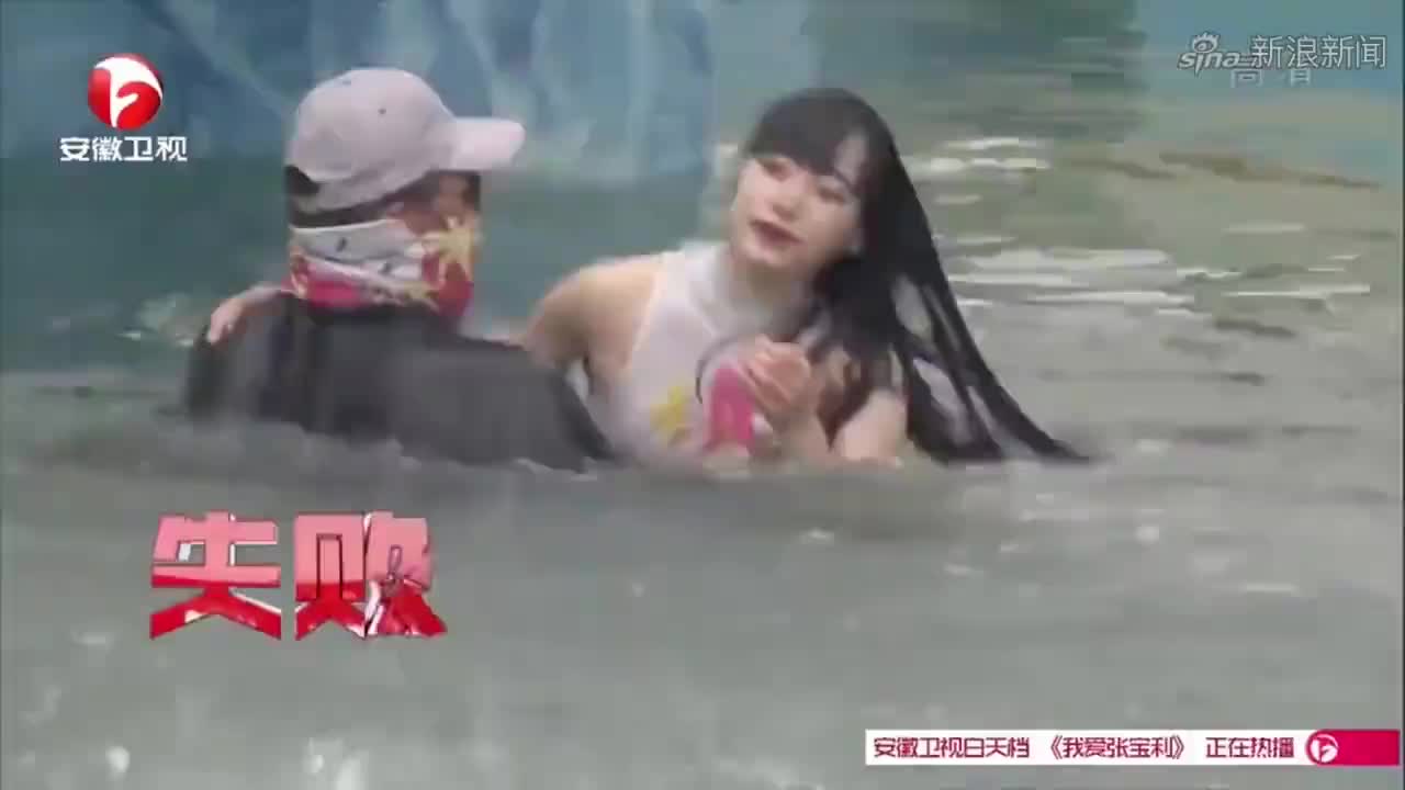 美女闯关落水名场面, 美女闯关意外落水,摄像师大饱眼福