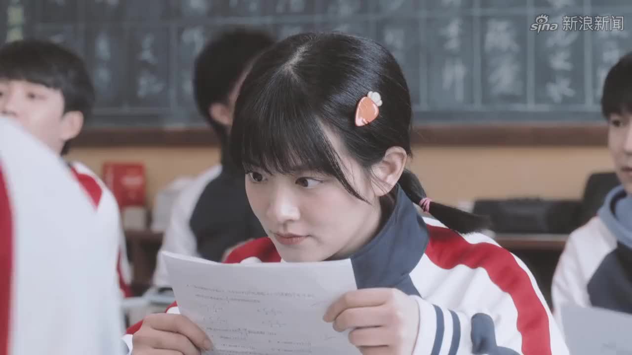 班上召开家长会,余淮妈看见耿耿的情况后要求班主任给余淮换位置