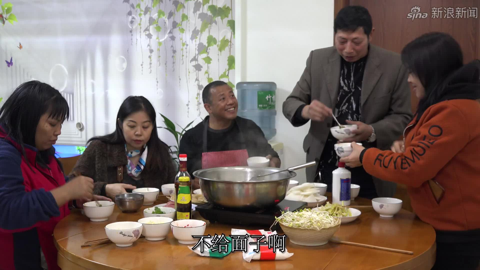 五哥提来羊肉,竹海刘老九做成原味羊肉汤锅,绿色御寒有营养