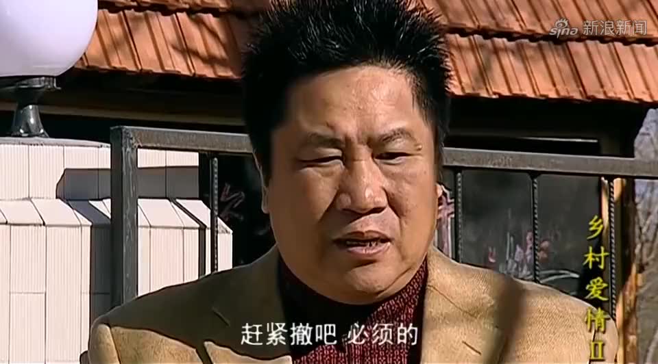 刘能救下刘大脑袋,刘大脑袋掏东西报答,刘能还以为是掏钱呢!