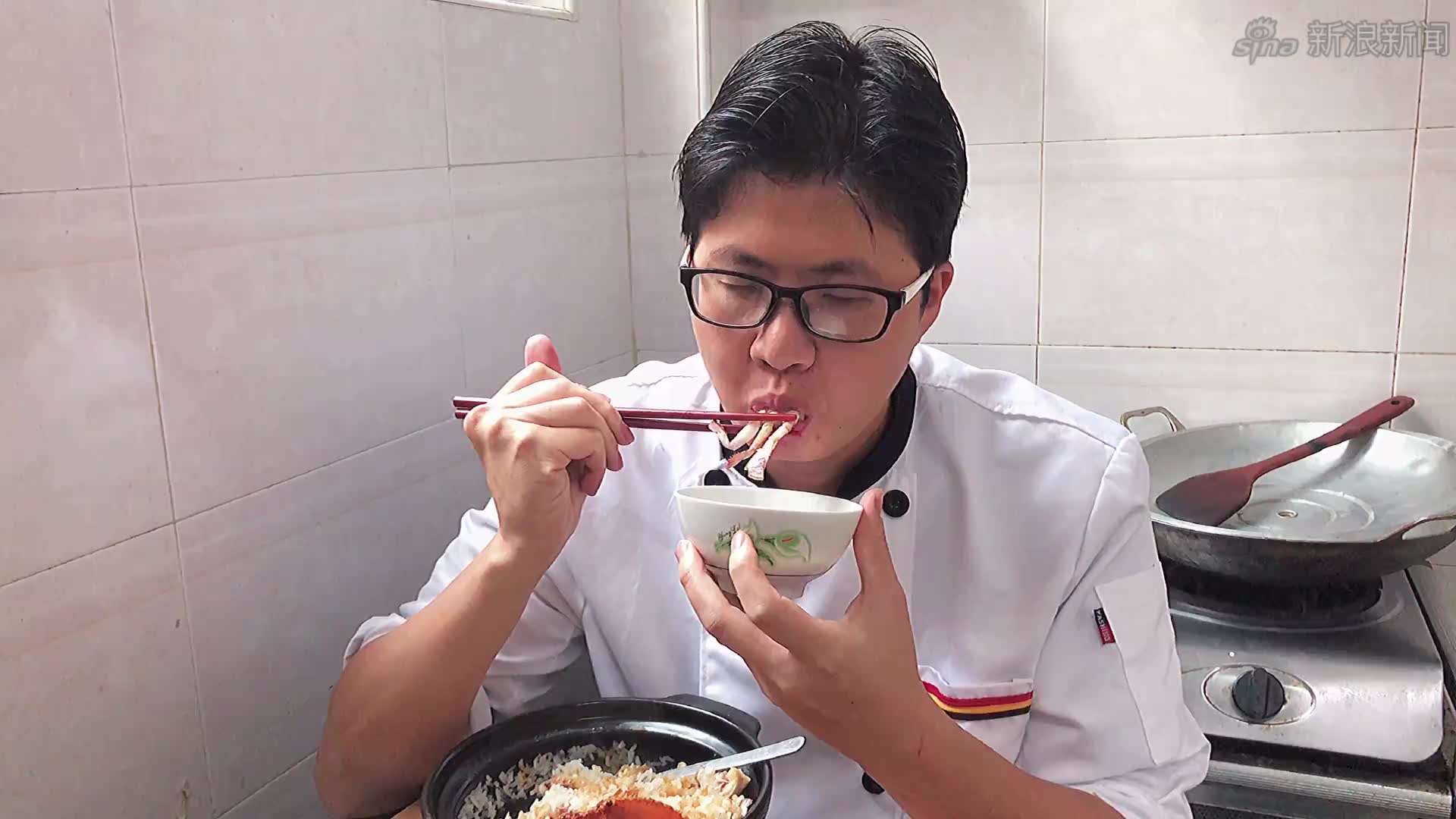 在家也能做出正宗的煲仔饭,饭和腊肠混合香气十足,还带有锅巴.