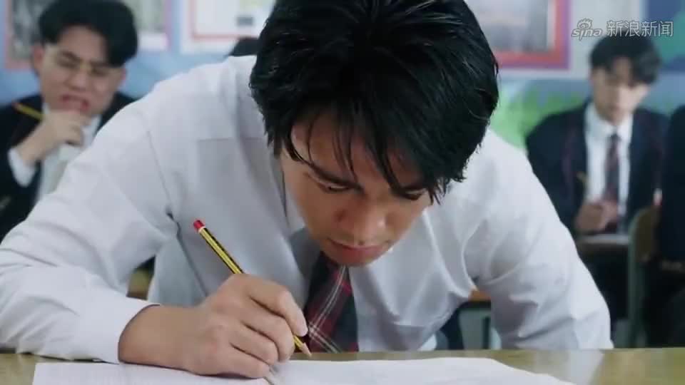 星爷效仿同桌作弊翻书,一个答案也没有找到,还被老师抓住
