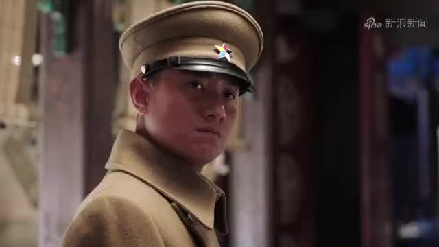 少帅:汉卿接着电话,凤至在旁边坐下,默默拿出师母送的礼物!