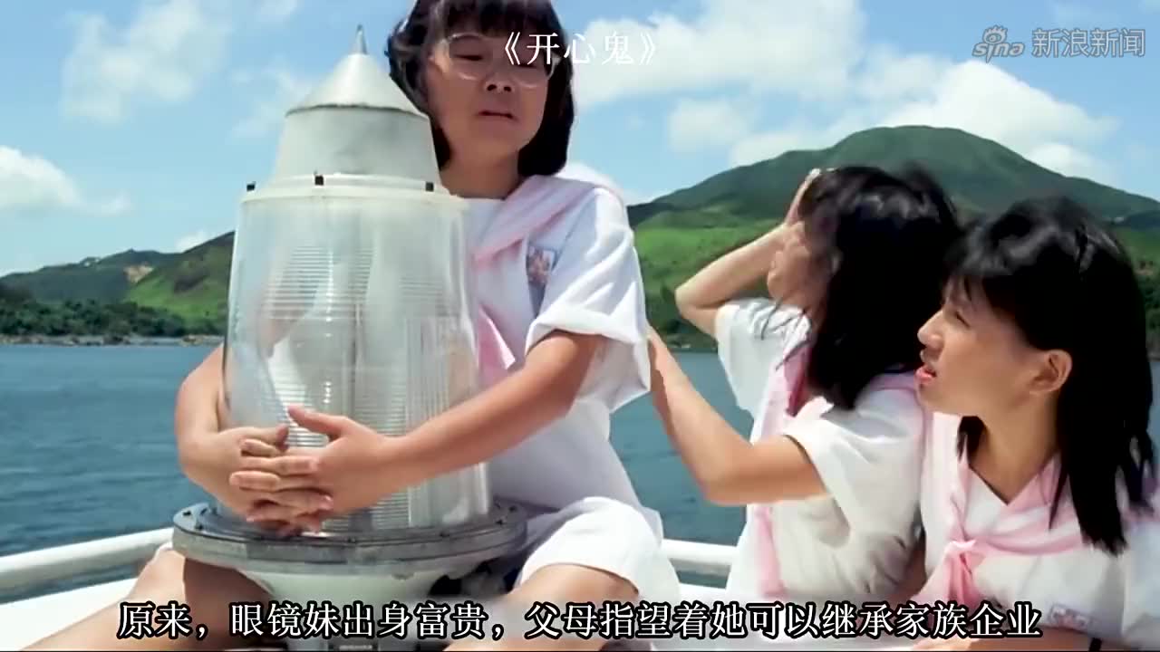 女孩运动会上跑步,却总是到达不了终点,原来是有人暗中拉住了她