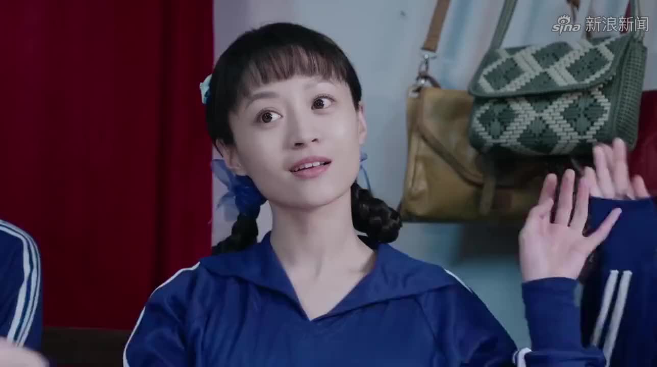 陆百灵担心大嫂回来抢走冬青,丈夫安慰她称门都没有