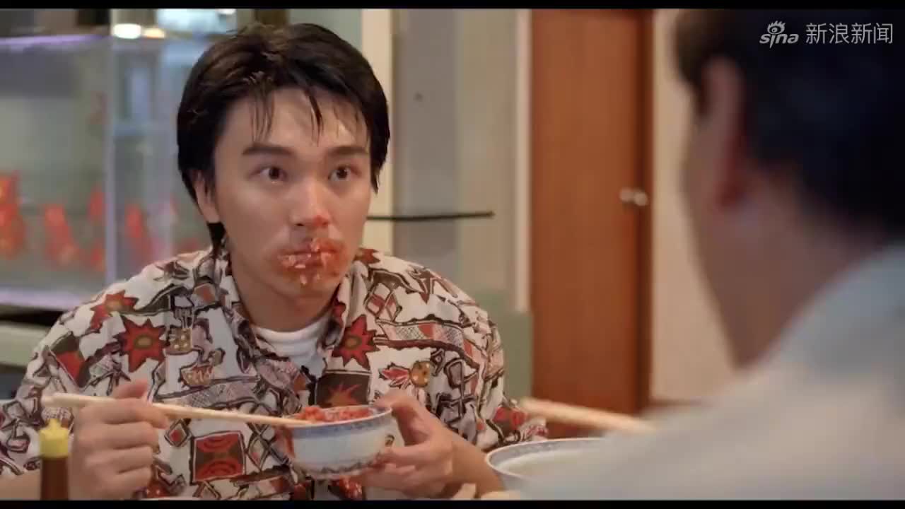 星爷被迫当交警,闲的发慌当街烧烤起来,太逗了这货!